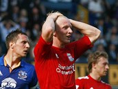 POKAZIL JSEM TO. Dirk Kuyt z Liverpoolu se dr za hlavu po zahozen penalt v