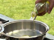 Do kastrlku dejte kousek msla a nalijte pr lic olivovho oleje. 