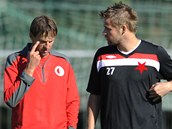 POSLOUCHEJ... Nov� tren�r Slavie Franti�ek Straka na prvn�m tr�ninku hovo�� se