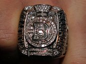 Prsten, kter dostali hokejist Bostonu za vtzstv ve Stanley Cupu. 