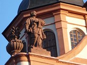 Socha světce z průčelí kostela Nejsvětější Trojice ve Valči po rekonstrukci.