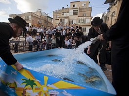 Ultraortodoxní idé ve mst Bnei Brak napoutjí bhem Jom kupuru bazén na talich. Jde o symbolické hromadné odhození hích do rybníka, eky nebo moe po individuálním pokání. Nkteí uenci tento zvyk zavhrhovali jako povru, dodnes se ale praktikuje.