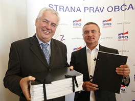 Bval premir a estn pedseda SPOZ Milo Zeman ukazuje s pedsedou SPOZ