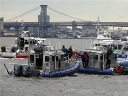 Zchrani na ece East River v New Yorku, kam se ztila helikoptra s pti