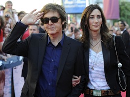 Paul McCartney se snoubenkou Nancy Shevellovou na premie filmu George