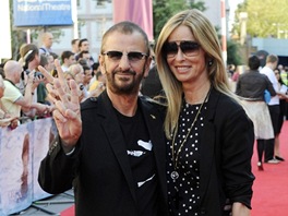 Ringo Starr s manelkou Barbarou Bach na premie filmu George Harrison: Living