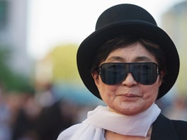 Yoko Ono na premie filmu George Harrison: Living in the Material World...