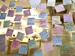 Vzkazy a kondolence vylepen na vloze obchodu Apple v San Francisku. (6. jna