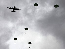 Cviení americké 173. výsadkové brigády v Hohenfelsu. Z letadlel nad