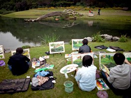Asijtí studenti výtvarného umní malují park ve východoínské provincii