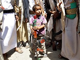 Chlapeek v centru jemenské metropole Saná tímá zbra a sleduje ostatní lidi,