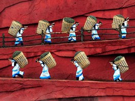 Desítky úinkujících divadelního pedstavení ve mst Li-iang v jihoínské