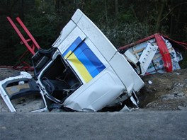 Kabina havarovanho kamionu u Petvaldu na Novojinsku, ve kter zstal