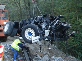 Odstraovn nsledk nehody kamionu u Petvaldu na Novojinsku. (3. jna