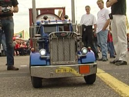 Dlkov zen model klasickho americkho trucku znaky Peterbilt se dvma
