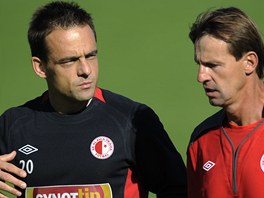 TRENR A KAPITN Frantiek Straka, nov kou fotbalist Slavie (vpravo),