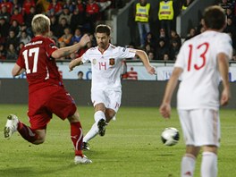 0:2. Xabi Alonso tí z perfektní pihrávky i velkého prostoru, který do