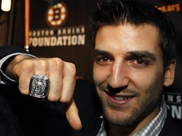 Patrice Bergeron s prstenem, který dostali hokejisté Bostonu za vítzství ve