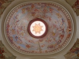 Malba v kopuli kostela Nejsv�t�j�� Trojice ve Val�i, kter� byl v p�tek po