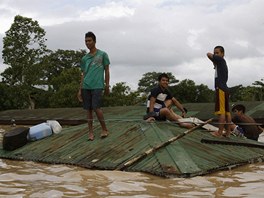 V provincii Bulacan severn od Manily zstávají stovky obyvatel u tvrtý den