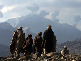 Afghántí bojovníci proti Talibanu sledují, jak americké letouny bombardují