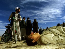 Afghánci obhlíejí mrtvé bojovníky Talibanu na silnici asi ti kilometry