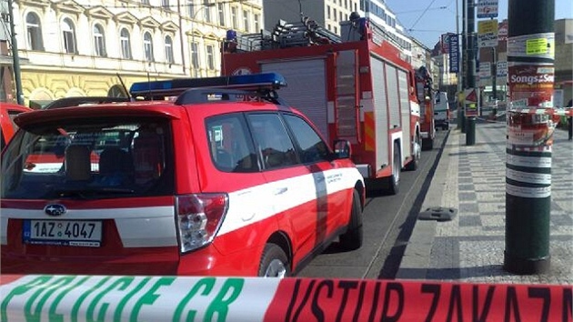 Policisté evakuují lidi z budovy na Florenci, anonym nahlásil bombu.