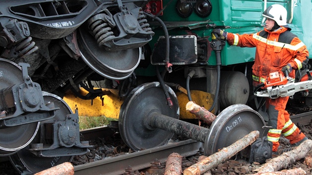 Hasii vyproují nabouraný vlak u Nymburka.