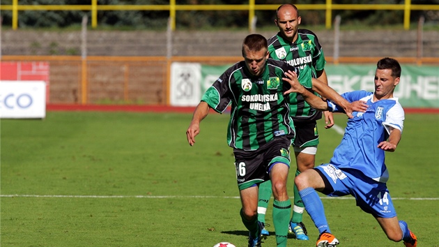 Sokolovský Martin indelá (s míem) se snaí odpoutat od vlaimského Tomáe