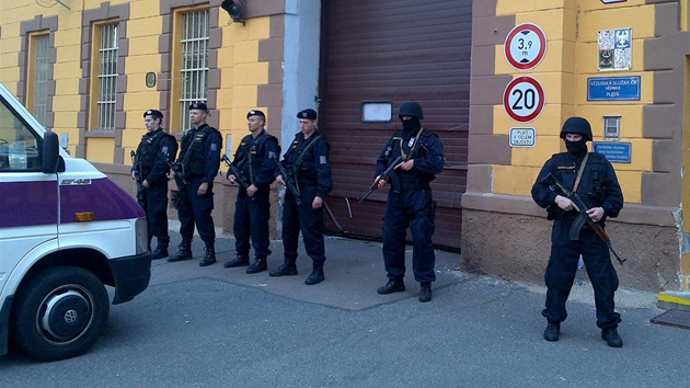 Policisté hlídkují u pokozených vrat Borské vznice, kterými se v noci dostala...