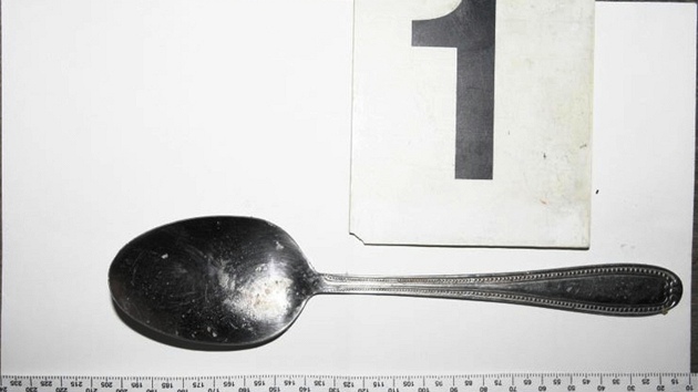 Dvojice mu�� brutáln� zbila v Brn� seniora. Mu�e pálili rozpálenou l�i�kou a