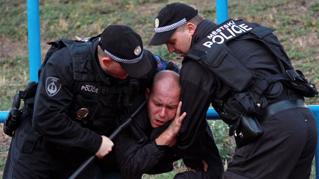 ZÁSAH VE ZNOJM�. P�i zápase druhé fotbalové ligy vyrukovala policie ve Znojm�