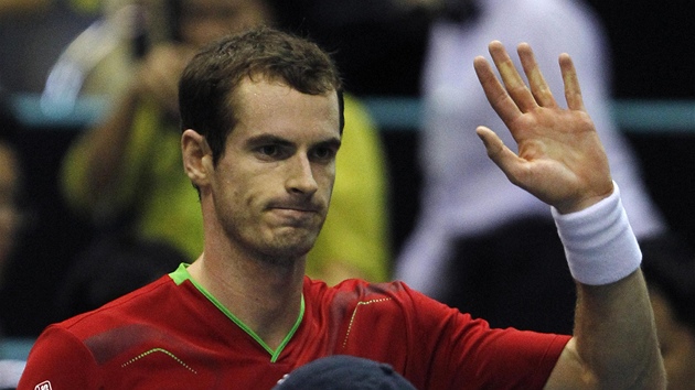 DÍKY ZA PODPORU. Andy Murray zdraví fanouky po vítzném utkání v semifinále