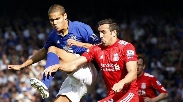 JET NA HITI. Jack Rodwell (vlevo) z Evertonu jde do souboje s José Enriquem