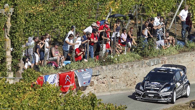 ada divák i fotograf pi závodech riskuje. Na snímku je Sébastien Loeb pi Britské rallye.