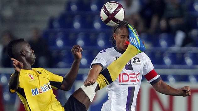 TO ZABOLELO. Modibo Maiga ze Sochaux trefuje kopa�kou do obli�eje Daniela
