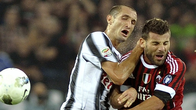 SRÁ�KA. Giorgio Chiellini z Juventusu (vlevo) narazil do milánského Antonia