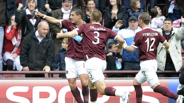 Rudolf Skácel (vlevo) se v barvách skotského týmu Heart of Midlothian trefil do