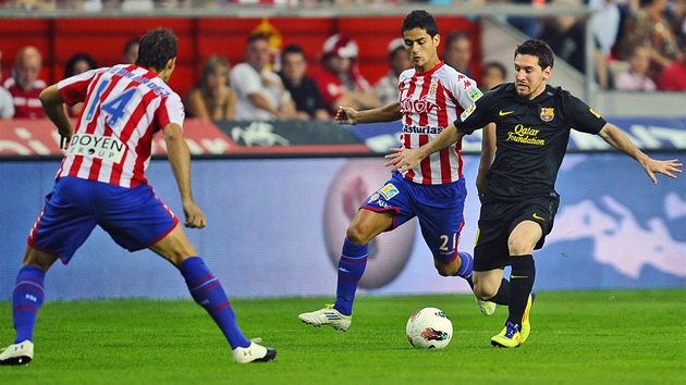 HVZDA PÁLÍ. Lionel Messi stílí na branku Gijonu. 