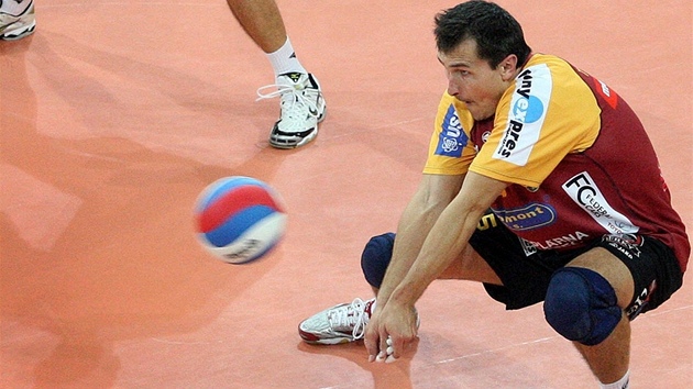 MÁM! Martin Ticháek z Dukly Liberec pedvádí obranný zákrok v zápase proti