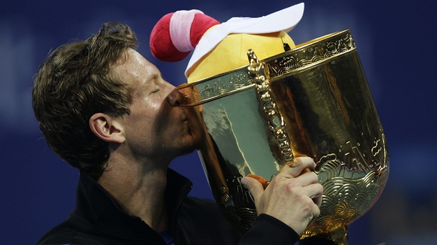 VÍTZNÝ POLIBEK. Tomá Berdych líbá trofej pro vítze turnaje v Pekingu.