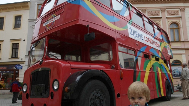 Londýnský autobus doubledecker jede eskem