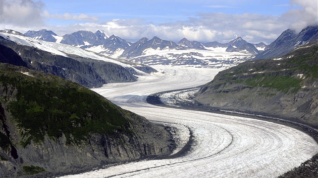 Valdezský ledovec, p�es který táhli zlatokopové se san�mi.