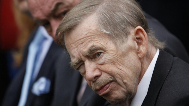 Václav Havel b�hem svého proslovu p�i slavnostním odhalení sochy amerického