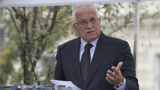 Václav Klaus b�hem svého proslovu p�i slavnostním odhalení sochy amerického