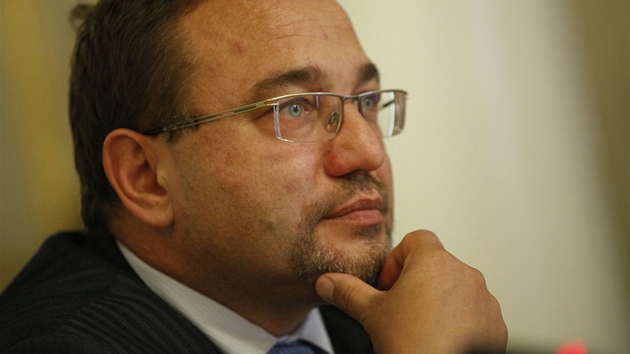 Ministr kolství Josef Dobe (VV) na tiskové konferenci k reform vysokého