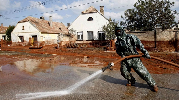 Ulice v maarské vesnici Devecser poté, co ji zaplavil kal z nedaleké