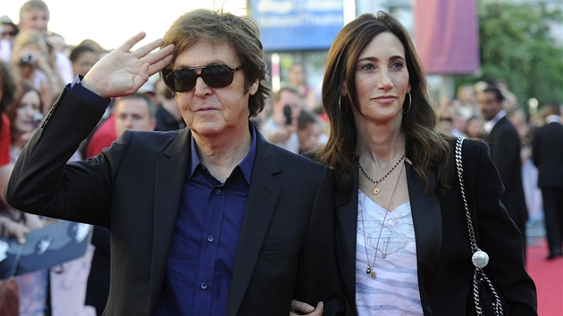 Paul McCartney se snoubenkou Nancy Shevellovou na premiée filmu George