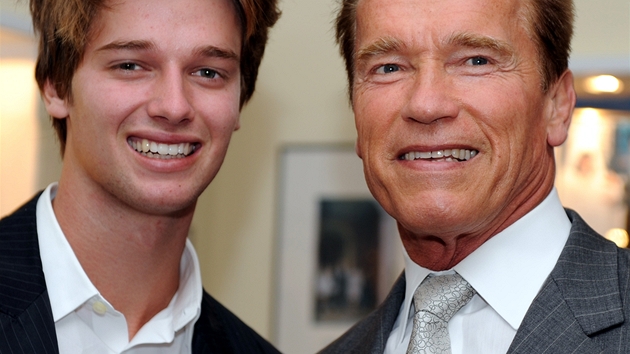 Arnold Schwarzenegger se synem Patrickem Arnoldem pi otevení muzea v Thalu