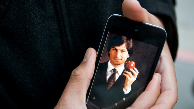 Fred Velez ze San Franciska drí iPhone s portrétem Steva Jobse. (6. íjna 2011)